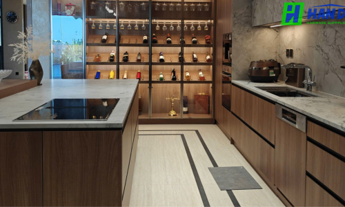Thi công bếp kết hợp wine display cho biệt thự hiện đại tại Hà Nội