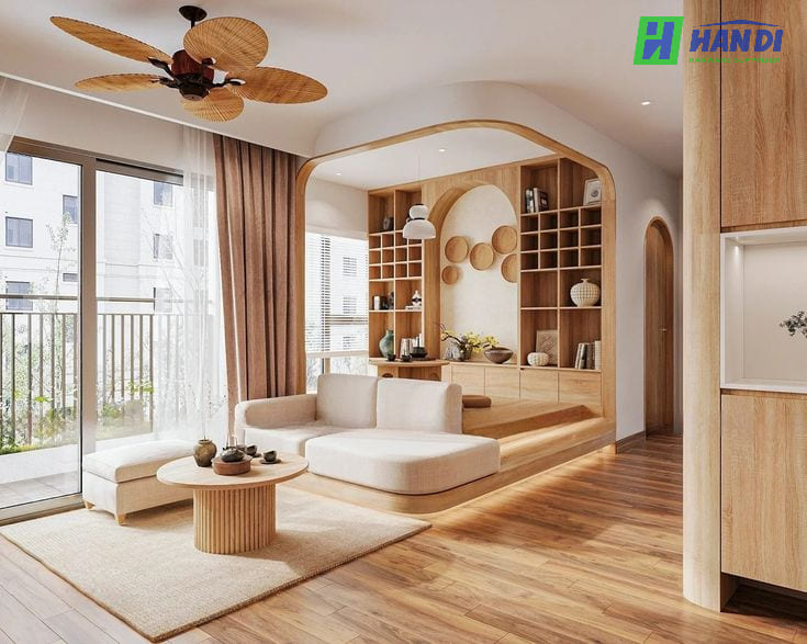 Phòng khách căn hộ chung cư phong cách Japandi với sofa beige và bàn trà gỗ sồi mộc mạc tại Quận 2.