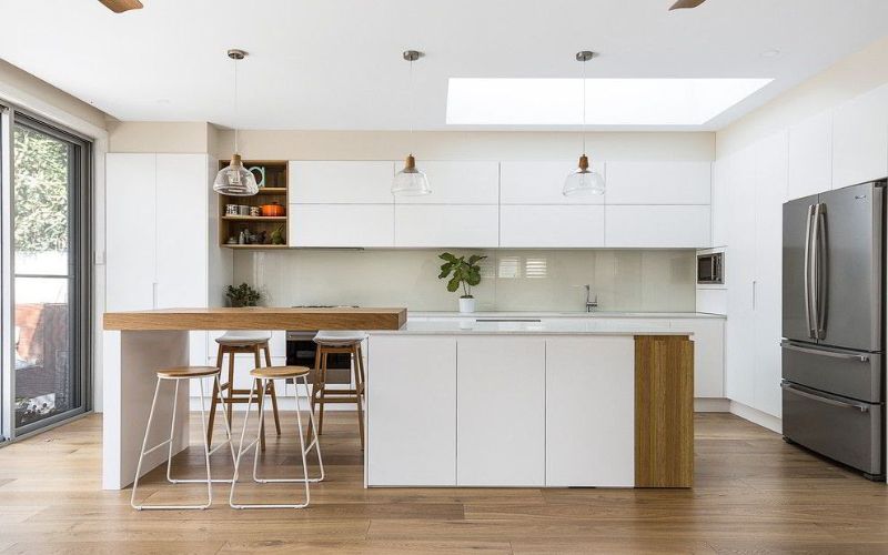Mẫu thiết kế tủ bếp đẹp có bàn đảo sang trọng cho biệt thự hiện đại