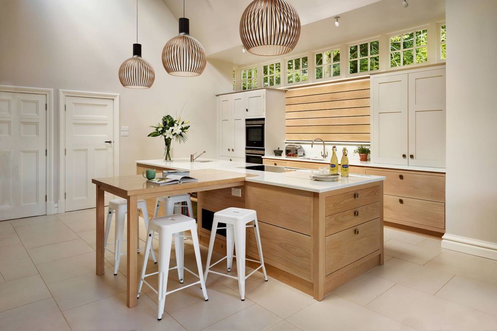 Mẫu thiết kế tủ bếp đẹp có bàn đảo sang trọng cho biệt thự hiện đại