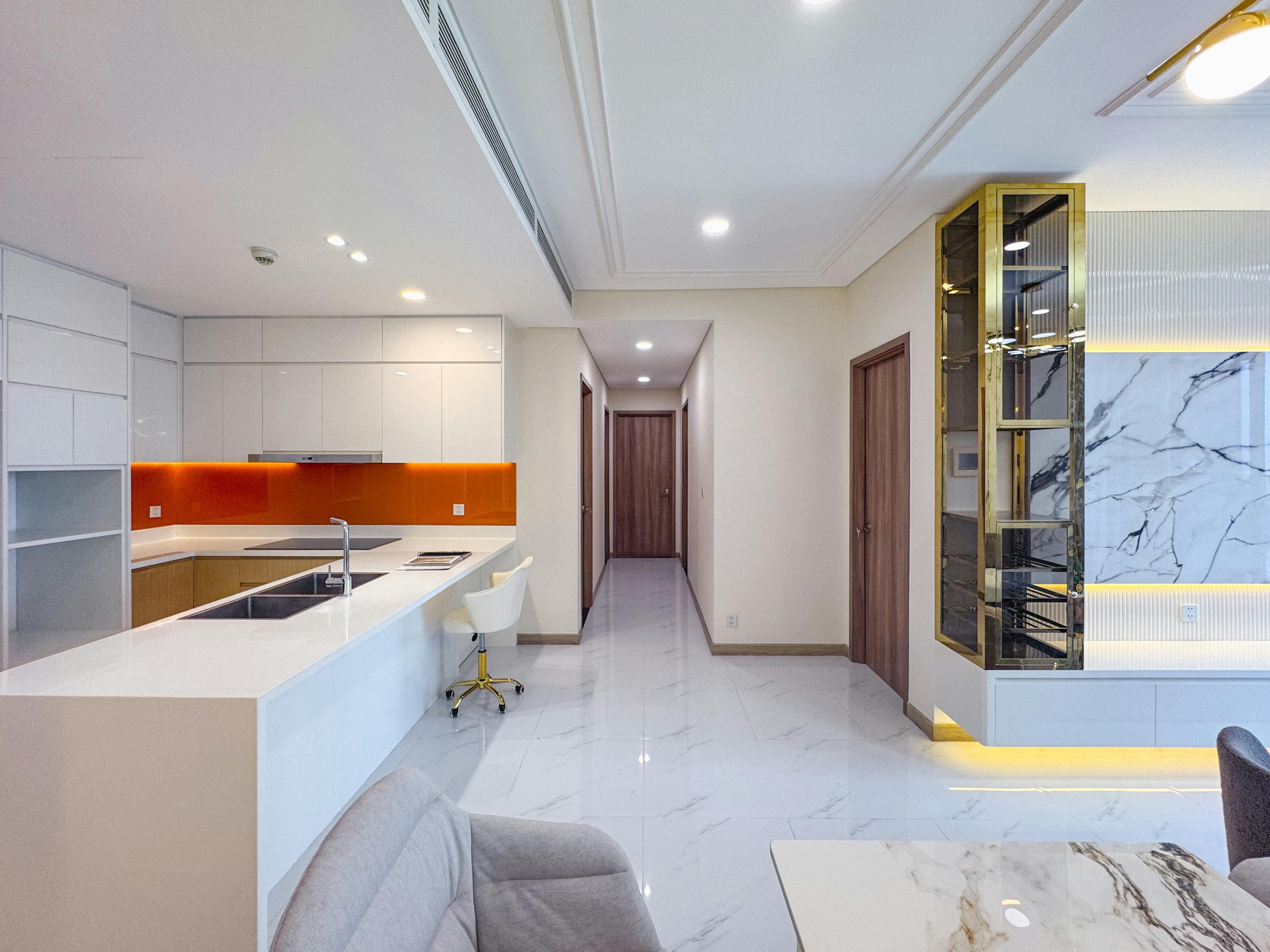 Hình ảnh chụp thực tế bộ tủ bếp Acrylic màu trắng bóng gương hoàn thiện tại căn hộ chung cư