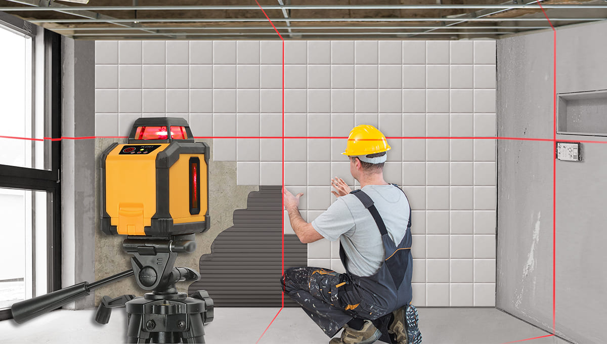 ình ảnh thực tế kỹ sư dùng máy laser khảo sát mặt bằng phòng bếp