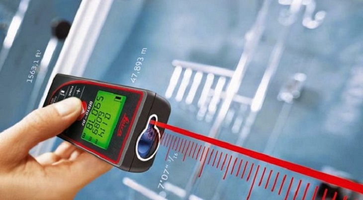 Kỹ thuật viên HanDi đang đo đạc khảo sát hiện trạng thi công bếp trọn gói