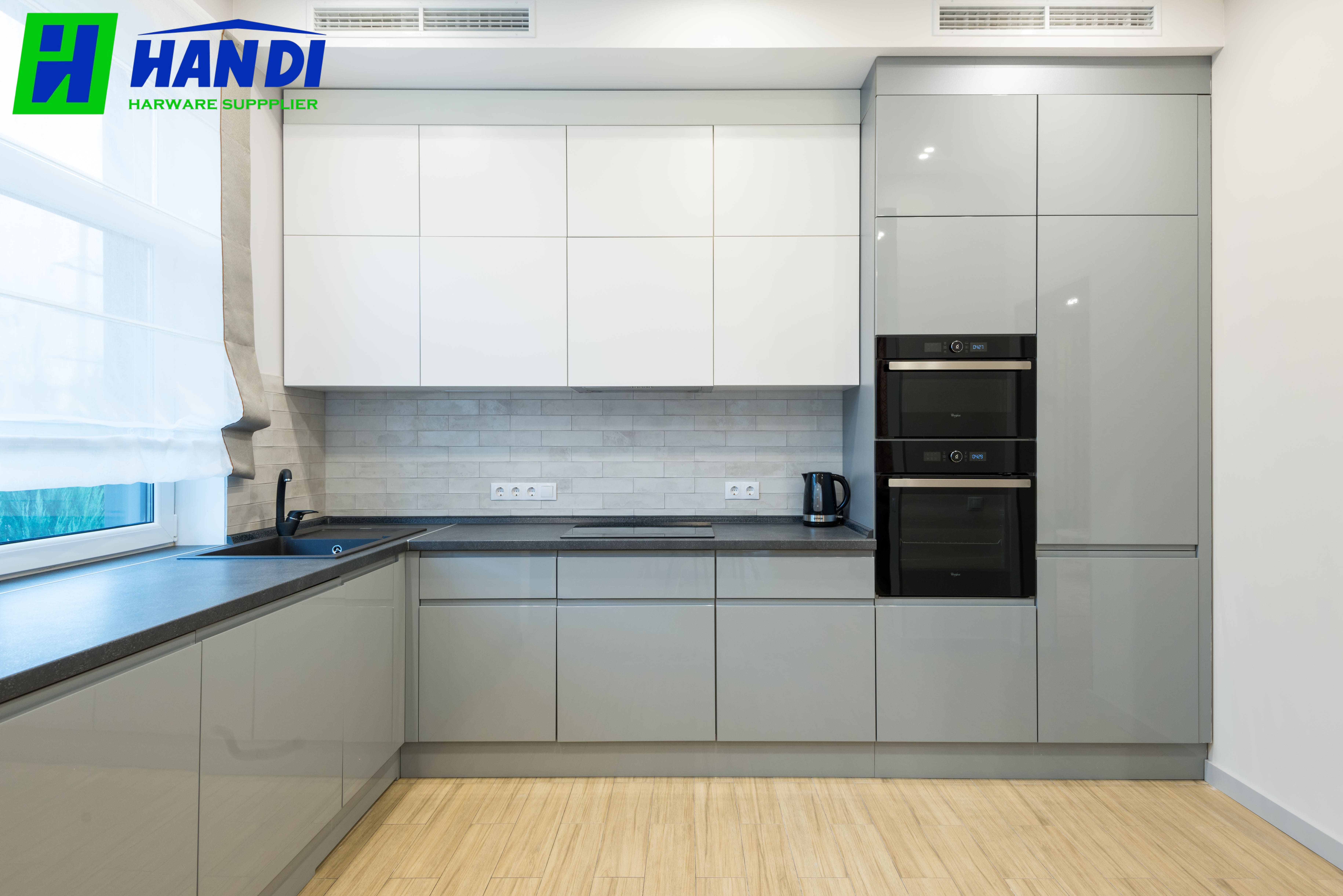 Lắp đặt hoàn thiện tủ bếp nhựa hiện đại tại công trình thực tế