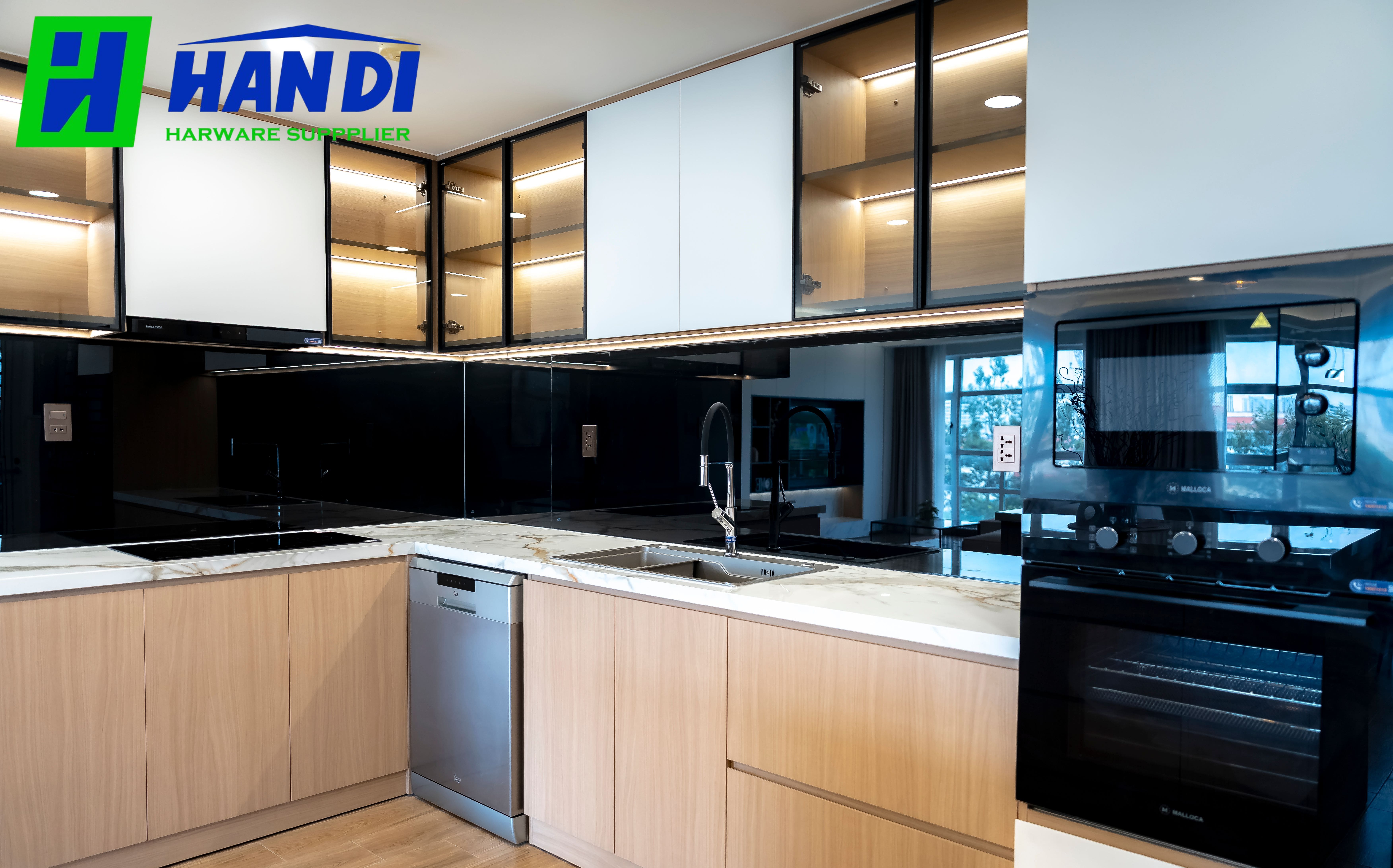 Nghiệm thu tủ bếp inox cánh kính trước khi bàn giao