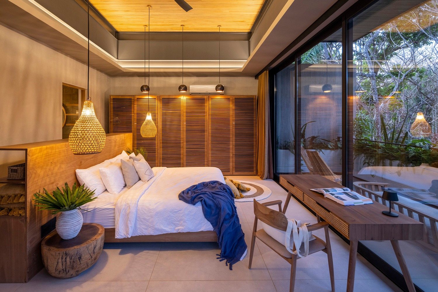 Thiết kế phòng ngủ Master phong cách Modern Tropical với trần giật cấp ốp gỗ và cửa lá sách kịch trần