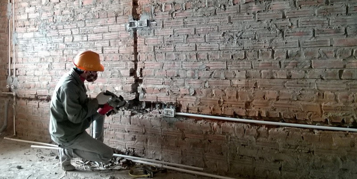 Thợ đang đi lại đường ống nước và hệ thống điện âm tường cho nhà bếp