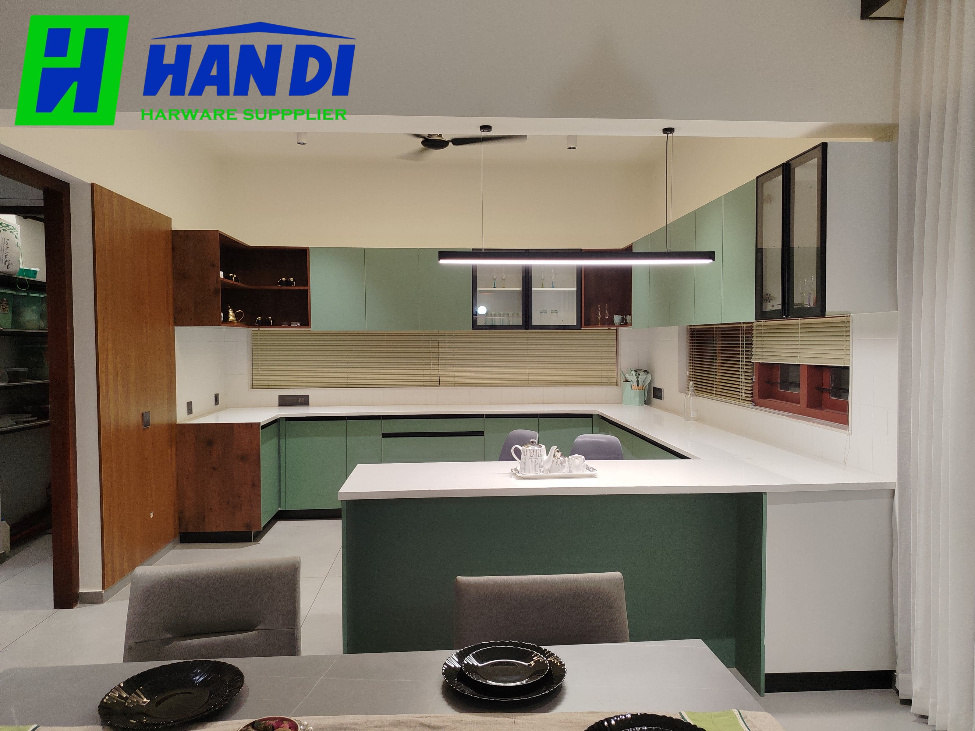 Thi công tủ bếp inox cánh kính hiện đại cho không gian bếp sang trọng
