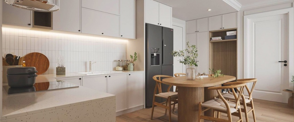 Không gian bếp chữ L màu trắng sữa tối giản và bộ bàn ăn hình oval bằng gỗ sồi nhạt