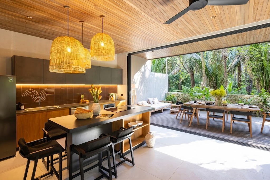Không gian bếp mở kết hợp phòng ăn ngoài trời phong cách Modern Tropical ngập tràn cây xanh