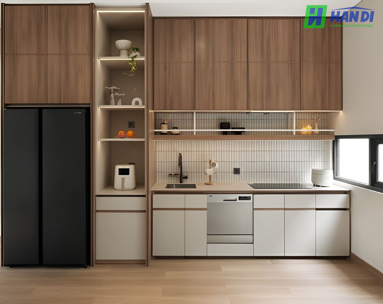 Tủ bếp chữ I kịch trần bằng gỗ MDF chống ẩm lõi xanh phối đá nhân tạo vân mây mờ hiện đại.