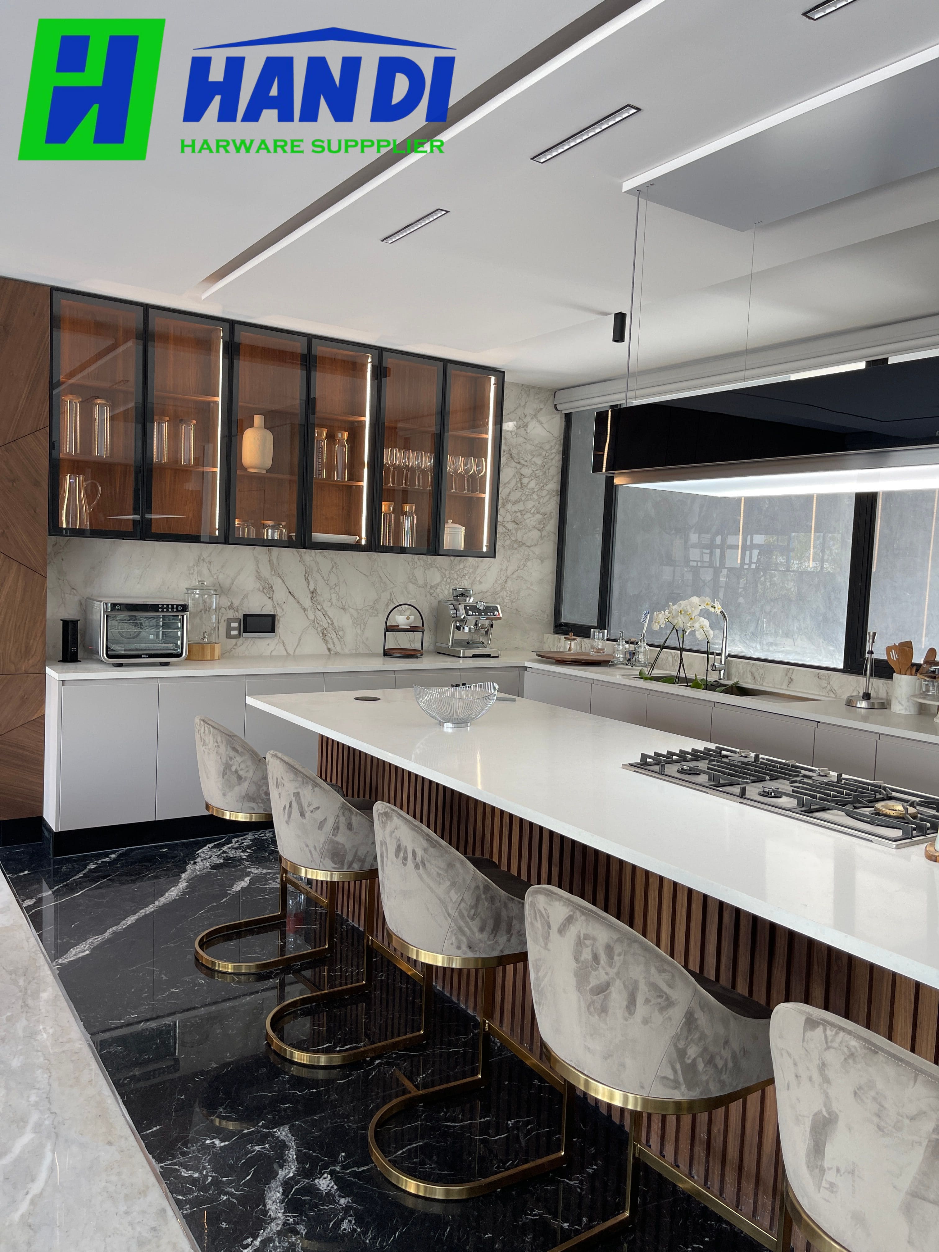 Mẫu tủ bếp inox cánh kính hiện đại do Hân Di tư vấn thiết kế
