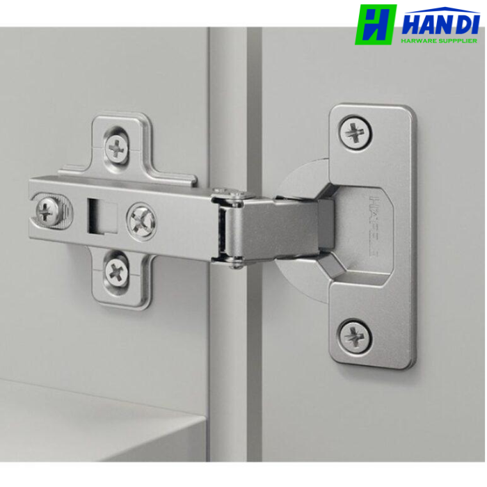 Bản lề trượt không giảm chấn trùm nửa HAFELE 311.88.531 là giải pháp đáng tin cậy cho các hệ tủ gỗ yêu cầu độ bền cao, vận hành ổn định và chi phí đầu tư hợp lý. Thiết kế trùm nửa, góc mở 110°, cơ cấu trượt A cùng khả năng điều chỉnh linh hoạt giúp sản phẩm đáp ứng tốt nhiều nhu cầu thi công và sử dụng trong thực tế.  Nếu bạn đang tìm kiếm một mẫu bản lề Hafele chính hãng có chất lượng ổn định, dễ lắp đặt và phù hợp với nhiều kiểu tủ nội thất, đây là lựa chọn rất đáng cân nhắc.  Liên hệ CÔNG TY TNHH CUNG ỨNG NỘI THẤT HÂN DI để được tư vấn chi tiết về Bản lề trượt không giảm chấn trùm nửa HAFELE 311.88.531 cũng như các dòng phụ kiện thuộc danh mục Phụ Kiện Cửa - Bản Lề - Ray và Bản lề, giúp bạn lựa chọn giải pháp phù hợp nhất cho từng công trình.
