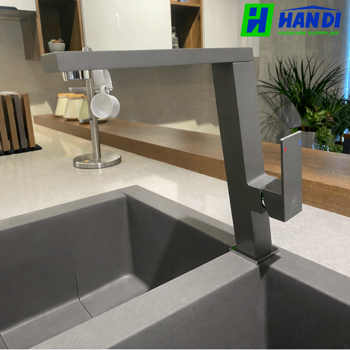 Vòi rửa chén nóng lạnh đồng thau MALLOCA K131GR